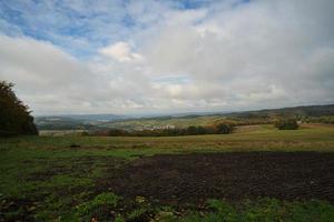 nelle foreste del saarland, nei prati e negli alberi solitari nell'aspetto autunnale. foto