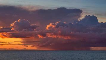 tramonto drammatico con nuvole di pioggia. spettacolo a colori sul mar baltico a zingst foto