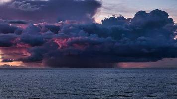 tramonto drammatico con nuvole di pioggia. spettacolo a colori sul mar baltico a zingst foto