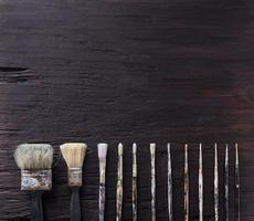 pennello su legno vecchio nero vintage invecchiato texture di sfondo foto
