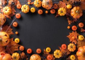 decorazione di halloween su sfondo nero vista dall'alto con spazio di copia foto