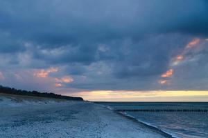 tramonto sul mar baltico. mare, fagiolo colori forti. vacanza al mare. paesaggio foto