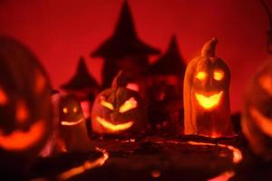 zucche di Halloween della foresta spettrale notturna e del castello foto