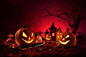 zucche di Halloween della foresta spettrale notturna e del castello foto