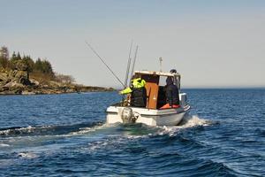 battuta di pesca in un piccolo cutter sull'Atlantico in Norvegia. sul fiordo foto