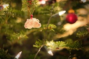 Natale. decorazione natalizia. involucro di una lumaca viziata con glitter e strass foto