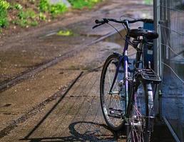 bicicletta parcheggiata in un recinto di costruzione a berlino. foto