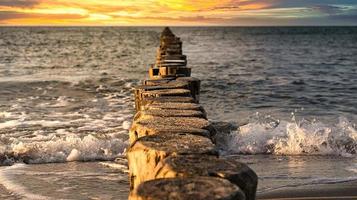 il mar baltico attraverso il mare fino all'orizzonte al tramonto. stato d'animo romantico foto