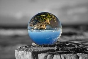 globo di vetro sulla spiaggia del mar baltico. foto