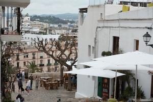 ibiza, spagna. 2022 04 13 persone nella città vecchia di dalt vila foto