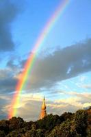 pagoda superiore con foresta verde, arcobaleno e cielo blu con sfondo nuvola. foto