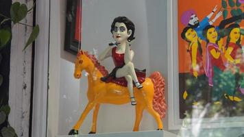 statua di bella ragazza sexy a cavallo con il rossetto foto