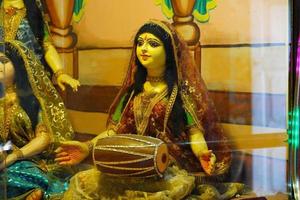 musicista indiano femmina con dhol foto