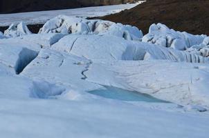 ghiaccio blu congelato sul ghiacciaio skaftafell in Islanda foto