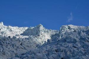 la neve cade su un ghiacciaio in Islanda foto