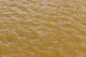 fiume sporco giallo foto