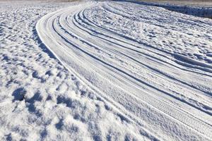 strada innevata in un campo foto