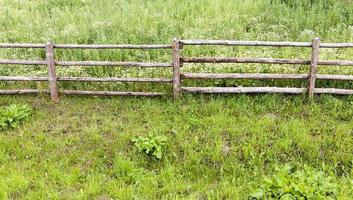 primitiva staccionata in legno foto