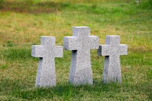 croci di pietra nel cimitero militare tedesco, russia, europa foto