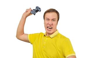 giocatore arrabbiato con gamepad wireless vestito con t-shirt gialla isolata su sfondo bianco foto