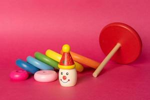 impilatore ad anelli giocattoli per bambini su sfondo colorato foto