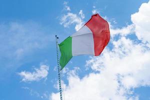 bandiera italiana che sventola nel vento foto