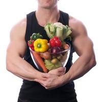 cibo crudo uomo che tiene frutta e verdura foto