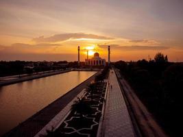 paesaggio del bellissimo cielo al tramonto nella moschea centrale nella provincia di Songkhla, nel sud della Thailandia. foto