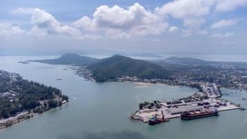 isola di songkhla, tailandia - febbraio 2022 - veduta aerea del trasporto commerciale di spedizioni industriali e container per navi da carico. situato su una penisola che separa l'estuario. foto