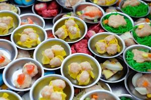 cibo cinese dim sum su sfondo vassoio busket self service. la tradizione dimsum è cibo locale a Songkhla, nel sud della Thailandia. foto