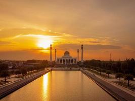 paesaggio del bellissimo cielo al tramonto nella moschea centrale nella provincia di Songkhla, nel sud della Thailandia. foto