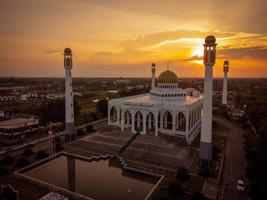 area della moschea centrale nella provincia di Songkhla, nel sud della Thailandia. foto riflesso dell'ombra dal pavimento levigato