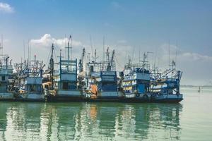 vista aerea del molo dei pescatori che ha molte navi ancorate per il trasporto di frutti di mare e forniture sull'isola di Songkhla, in Thailandia foto