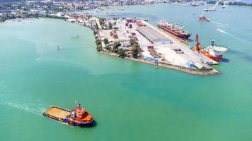 isola di songkhla, tailandia - febbraio 2022 - veduta aerea del trasporto commerciale di spedizioni industriali e container per navi da carico. situato su una penisola che separa l'estuario. foto