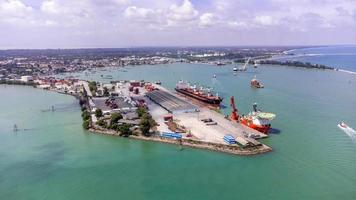 isola di songkhla, tailandia - febbraio 2022 - veduta aerea del trasporto commerciale di spedizioni industriali e container per navi da carico. situato su una penisola che separa l'estuario. foto