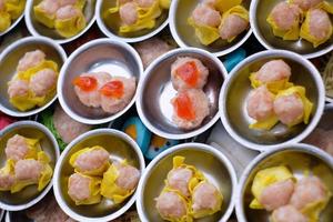 cibo cinese dim sum su sfondo vassoio busket self service. la tradizione dimsum è cibo locale a Songkhla, nel sud della Thailandia. foto