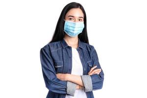 giovane donna che indossa una maschera medica per la protezione del virus corona o covid-19, protegge l'epidemia e l'epidemia di influenza coronavirus o concetto covid-19