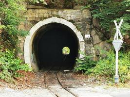 un tunnel davanti a un muro di mattoni foto