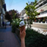 una donna con in mano un gelato alla vaniglia foto