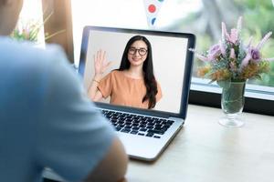 coppia che usa il laptop per la chat video. concetto di comunicazione remota foto