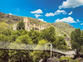 un ponte pedonale sospeso con vista da lontano dell'antica fortezza di khertvisi foto