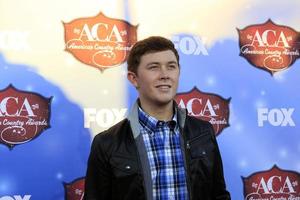 las vegas, 10 dicembre - scotty mccreery ai premi del paese americano 2013 al centro eventi di mandalay bay il 10 dicembre 2013 a las vegas, nv foto