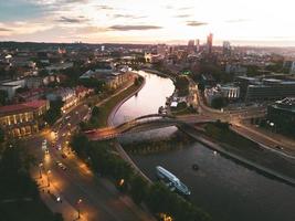 panorama del quartiere degli affari della città di vilnius dal punto di vista della torre di gediminas. foto