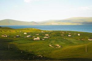 villaggio abbandonato di vladimirovka sul lago paravani in estate foto