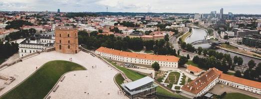 vista aerea famosa torre del castello di gediminas e sfondo di panorama della città di vilnius nella capitale dell'Europa orientale foto