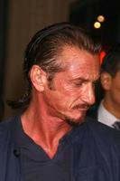 los angeles, 7 gennaio - sean penn arriva alla prima della squadra di gangster al teatro cinese di grauman il 7 gennaio 2013 a los angeles, ca foto