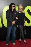 los angeles, 25 giugno - gene simmons, shannon tweed arriva alla prima dei selvaggi al teatro del villaggio il 25 giugno 2012 a Westwood, ca foto