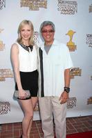 los angeles, 26 luglio - beth riesgraf, dean devlin arriva ai premi saturn 2012 a castaways il 26 luglio 2012 a burbank, ca foto