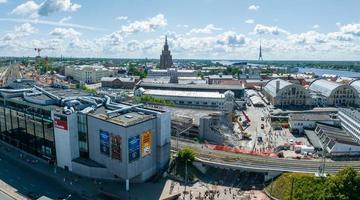 demolizione dell'edificio titanico nel centro di riga foto