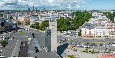 veduta aerea della torre della stazione ferroviaria centrale di riga con nome della città e orologio. foto